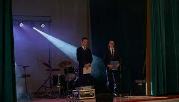 Prowadzący konkurs: przewodniczący i zastępca Samorządu Uczniowskiego Śl.TZN na scenie w auli szkolnej witają jury, uczestników i publiczność