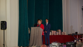 przemówienie Pani Dyrektor na scenie w auli podczas uroczystości