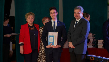 najlepszy absolwent Śl.TZN z Dyrekcją na scenie