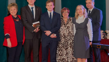 nagrodzeni „Tarczą z Laurem” z klasy 5AN z Dyrekcją i wychowawczynią