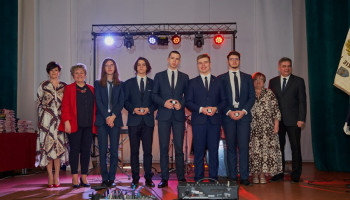 nagrodzeni „Tarczą z Laurem” z klasy 5BK z Dyrekcją i wychowawczynią