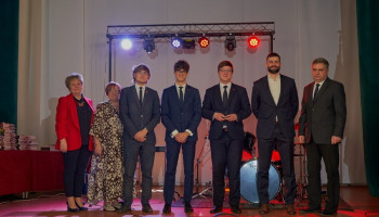 nagrodzeni „Tarczą z Laurem” z klasy 5D z Dyrekcją i wychowawcą