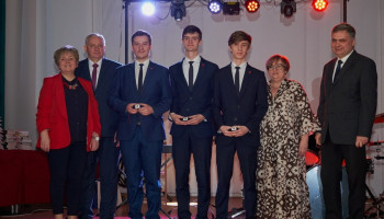 nagrodzeni „Tarczą z Laurem” z klasy 5G z Dyrekcją i wychowawcą