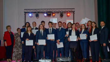 absolwenci (16 osób) z certyfikatami ukończenia kursów Programming Essentials In Python oraz JavaScript Essentials 1, Dyrekcja i nauczyciel wręczający 