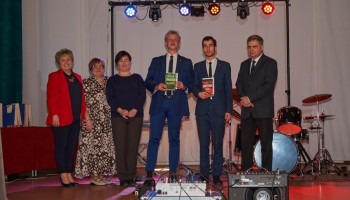 nagrodzeni dwaj najlepsi czytelnicy wśród maturzystów, Dyrekcja i nauczyciel bibliotekarz