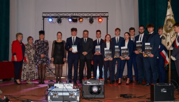 nagrody za konkursy z języka niemieckiego: Ogólnopolski Konkurs Języka Niemieckiego „Deutschfreund”  i Szkolny konkurs języka niemieckiego pt. „Szlakiem niemieckiej motoryzacji”, Dyrekcja i dwie nauczycielki języka niemieckiego