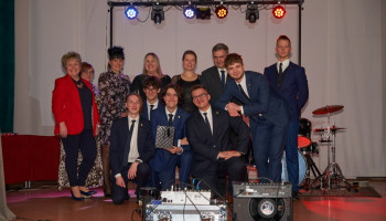 nagrodzeni za I miejsce w Szkolnym Turnieju E-sportowym „League of Legends” (5 osób), Dyrekcja, opiekunki Samorządu Uczniowskiego i przewodniczący 