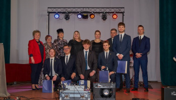 5 absolwentów nagrodzonych za wzorową działalność na rzecz Samorządu Uczniowskiego, Dyrekcja, opiekunki i przewodniczący Samorządu Uczniowskiego 