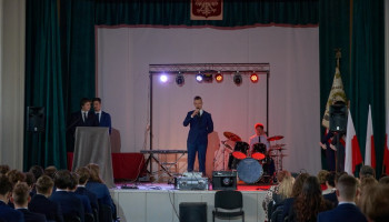 przewodniczący Samorządu Uczniowskiego składa życzenia absolwentom