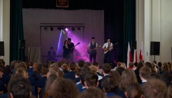 bis solistki, na scenie cały zespół, u dołu publiczność