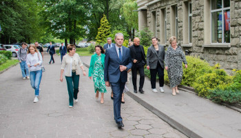 w drodze z budynku szkoły na warsztaty szkolne: goście, pani dyrektor, pan wicedyrektor, kierownik warsztatów