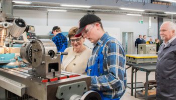 uczeń prezentuje pracę na frezarce