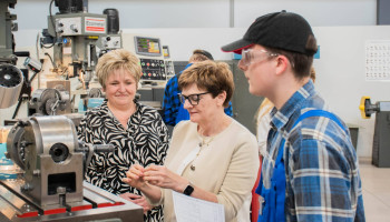 pani poseł ogląda wytwór pracy ucznia, z prawej pani dyrektor