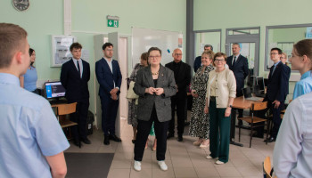 pani minister i inni goście podczas rozmowy z uczniami na warsztatach