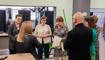 sytuacja rozmowy – jak poprzednio, w tle stanowisko do spawania