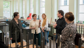 pracownia obróbki ręcznej; pani minister, pani poseł, osoba towarzysząca, nauczyciel zawodu i pani zastępca naczelnika