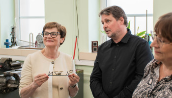 w trakcie rozmowy – pani poseł trzyma metalowy inicjał Śl.TZN, nauczyciel zawodu, pani zastępca naczelnika