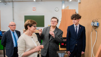 pracownia elektryczna – w trakcie zwiedzania: pani minister, pani poseł, nauczyciel i uczeń