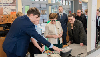 pracownia elektroniczna: uczeń demonstruje gościom działanie urządzeń pomiarowych