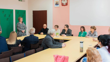 pokój nauczycielski, pani dyrektor wita i przedstawia delegację gości nauczycielom