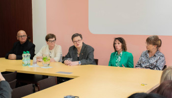 spotkanie w pokoju nauczycielskim, goście siedzący w zbliżeniu