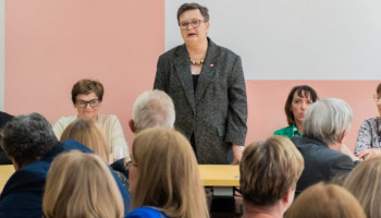 wykadrowana sylwetka pani minister