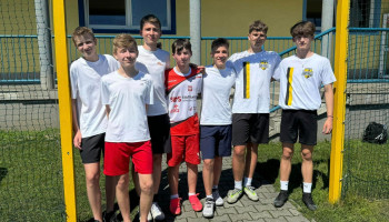 drużyna 1G – 7 zawodników w świetle bramki, boisko sportowe