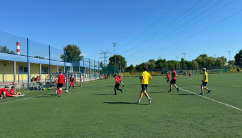 uczestnicy turnieju podczas gry na boisku