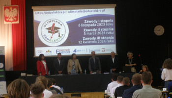 Uroczystość rozpoczęcia zawodów finałowych Olimpiady Wiedzy o Elektrotechnice i Energetyce EDU-ELEKTRA w Ostrowie Wielkopolskim. Stół prezydialny z organizatorami olimpiady