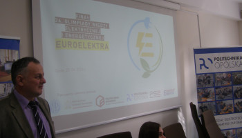 Rozpoczęcie zawodów finałowych Olimpiady Wiedzy Elektrycznej i Energetycznej EUROELEKTRA. Politechnika Opolska 25.04.2024. Ekran z wyświetlonymi informacjami na temat olimpiady.
