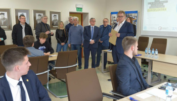 Rozpoczęcie zawodów finałowych Olimpiady Wiedzy Elektrycznej i Energetycznej EUROELEKTRA. Politechnika Opolska 25.04.2024. Pierwszy z lewej na pierwszym planie siedzi Michał Mansfeld, uczestnik finałów ze Śl.TZN. Z tyłu stoją opiekunowie i organizatorzy. Drugi z lewej stoi Maciej Czakański, opiekun uczestnika.