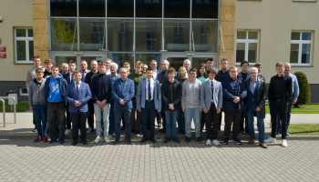 Zawody finałowe Olimpiady Wiedzy Elektrycznej i Energetycznej EUROELEKTRA. Politechnika Opolska 25.04.2024. Zdjęcie grupowe wszystkich uczestników Olimpiady i ich opiekunów. Uczestnik, Michał Mansfeld stoi jako szósty od lewej. Jego opiekun, Maciej Czakański, stoi jako piętnasty od prawej.