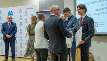 Uroczystość wręczenia nagród Olimpiady Wiedzy Elektroników i Mechatroników ELEKTROMECHATRON. Politechnika Bydgoska 14.06.2024. Po prawej stronie Laureat ze Śl.TZN w Katowicach, Maksymilian Zych przyjmuje dyplom uzyskania III miejsca w Olimpiadzie.