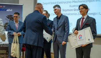 Uroczystość wręczenia nagród Olimpiady Wiedzy Elektroników i Mechatroników ELEKTROMECHATRON. Politechnika Bydgoska 14.06.2024. Po prawej stronie Laureat ze Śl.TZN w Katowicach, Maksymilian Zych prezentuje przed chwilą otrzymany dyplom uzyskania III miejsca w Olimpiadzie.