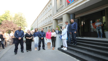 pamiątkowe zdjęcie po odsłonięciu Beboka; 9 gości i pani dyrektor