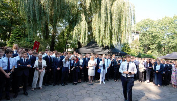 pokaz sterowania dronem, uczniowie i nauczyciele obserwują przelot