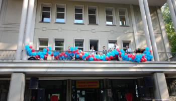 szkolny zespół muzyczny (5 uczniów) podczas występów – na balkonie