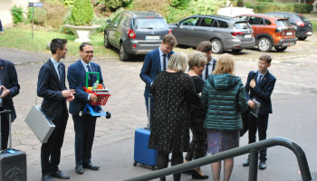 uczniowie przedstawiają swoje pomysły jury: pani dyrektor i dwie opiekunki samorządu