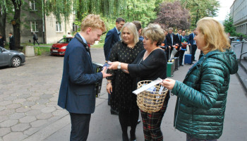 wręczenie nagrody innemu uczniowi przez panią dyrektor, obok panie opiekunki, widoczni uczniowie ustawieni w rzędzie