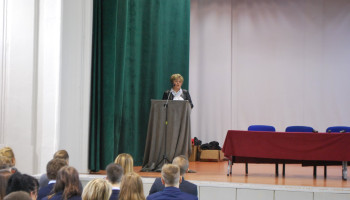 powitanie p. Dyrektor – przy mównicy na scenie w auli szkolnej