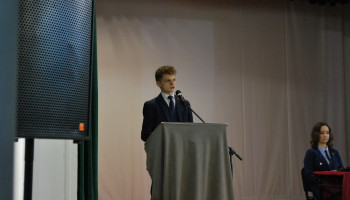 kandydat z 4AE referuje nt. programu wyborczego