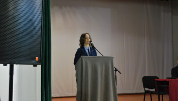 kandydatka z 3D podczas omawiania programu wyborczego