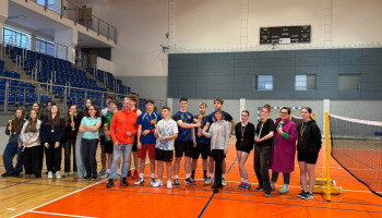 Uczestnicy mistrzostw w hali „Kolejarz” po wręczeniu nagród; w środku reprezentanci szkoły (granatowe koszulki) z opiekunem