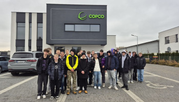 Uczestnicy wyjścia przed budynkiem firmy COPCO – zdjęcie grupowe
