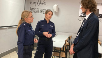 zainteresowany uczeń rozmawia z przedstawicielkami CBZC