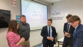 3 zainteresowanych uczniów w trakcie rozmowy z przedstawicielami COPCO