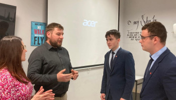 2 uczniów zadaje pytania przedstawicielom firmy COPCO