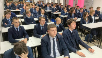 uczniowie podczas spotkania z firmą Sieć Łukasiewicza