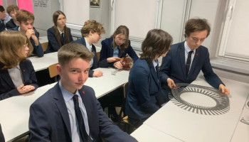 uczniowie w trakcie oglądania eksponatów konstrukcji mechanicznych