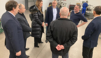 przedstawiciele firmy oraz nauczyciele w warsztatach szkolnych